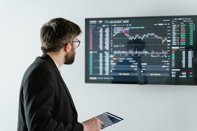 Trader che usa l’intuito per analizzare i mercati