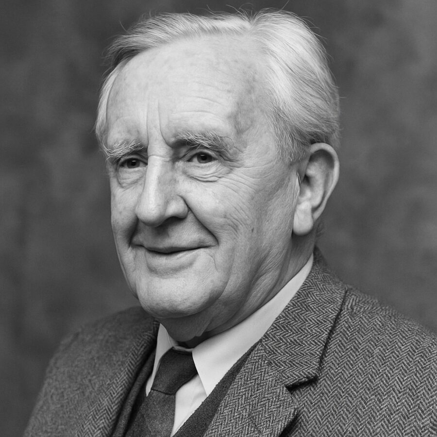 Ritratto in bianco e nero di J.R.R. Tolkien, autore de Il Signore degli Anelli, celebre per le sue frasi sulla fantasia, il coraggio e la saggezza – Il Meglio dei Libri