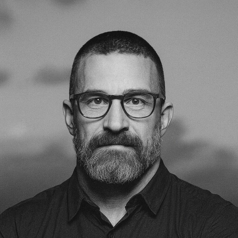 Ritratto in bianco e nero di Andrew Huberman, neuroscienziato e divulgatore statunitense, noto per le sue frasi su neuroscienza, disciplina e ottimizzazione della mente e del corpo – Il Meglio dei Libri