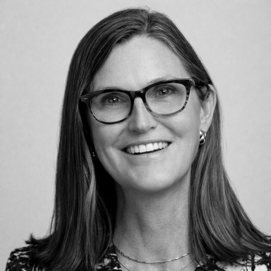 Ritratto di Cathie Wood, investitrice e imprenditrice statunitense, nota per le sue frasi su innovazione, investimenti di lungo periodo e visione tecnologica – Il Meglio dei Libri