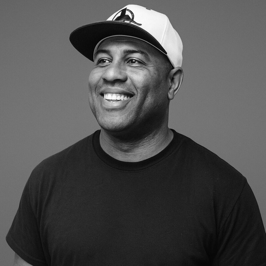 Ritratto in bianco e nero di Eric Thomas (ET the Hip Hop Preacher), speaker motivazionale e autore statunitense, noto per le sue frasi su disciplina, sacrificio, grinta e successo personale – Il Meglio dei Libri