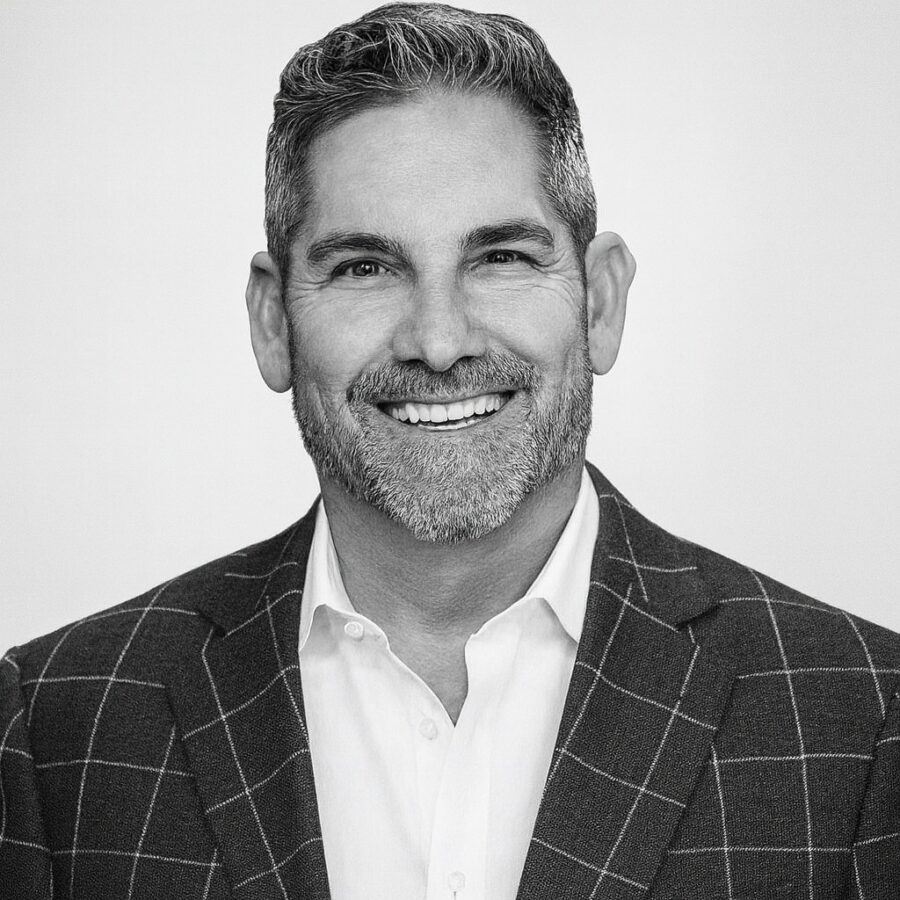 Ritratto in bianco e nero di Grant Cardone, imprenditore e speaker motivazionale statunitense, noto per le sue frasi su vendita, mentalità 10X e successo finanziario – Il Meglio dei Libri