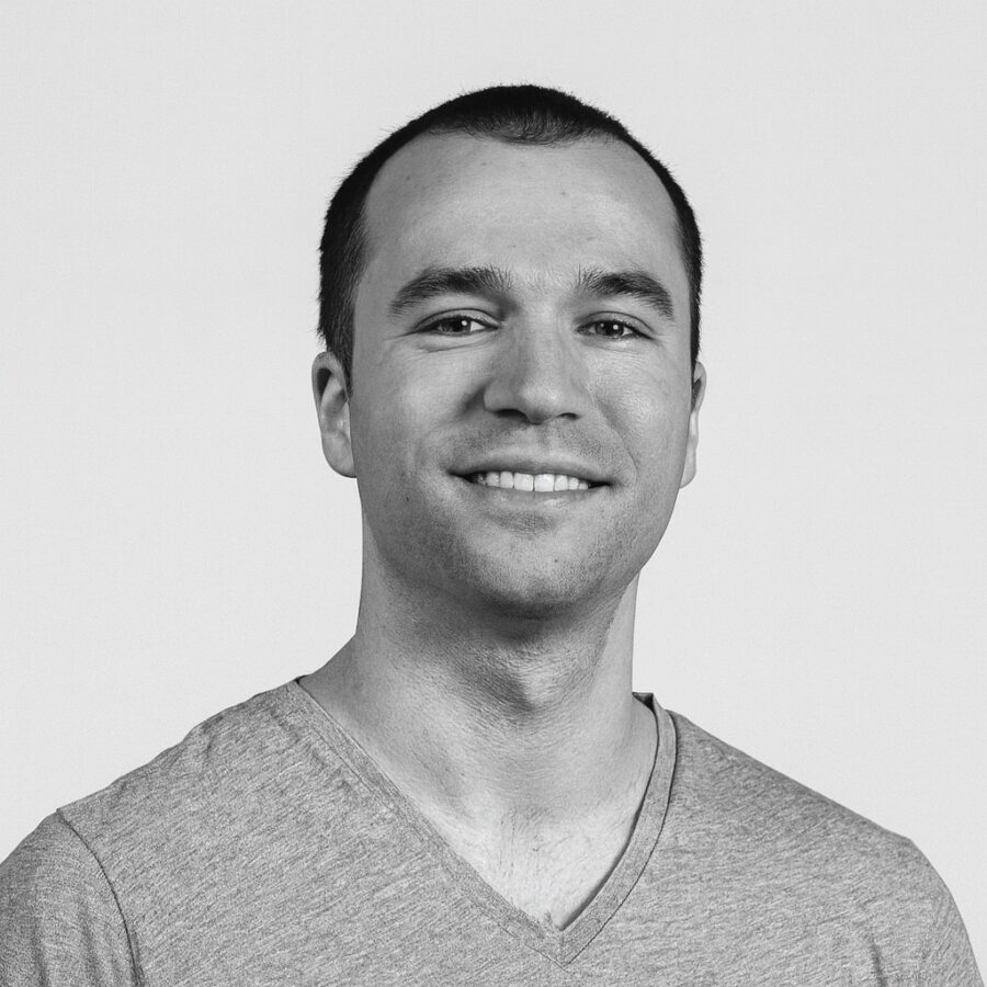 Ritratto in bianco e nero di Greg Brockman, imprenditore e cofondatore di OpenAI, noto per le sue frasi su innovazione, tecnologia e futuro dell’intelligenza artificiale – Il Meglio dei Libri