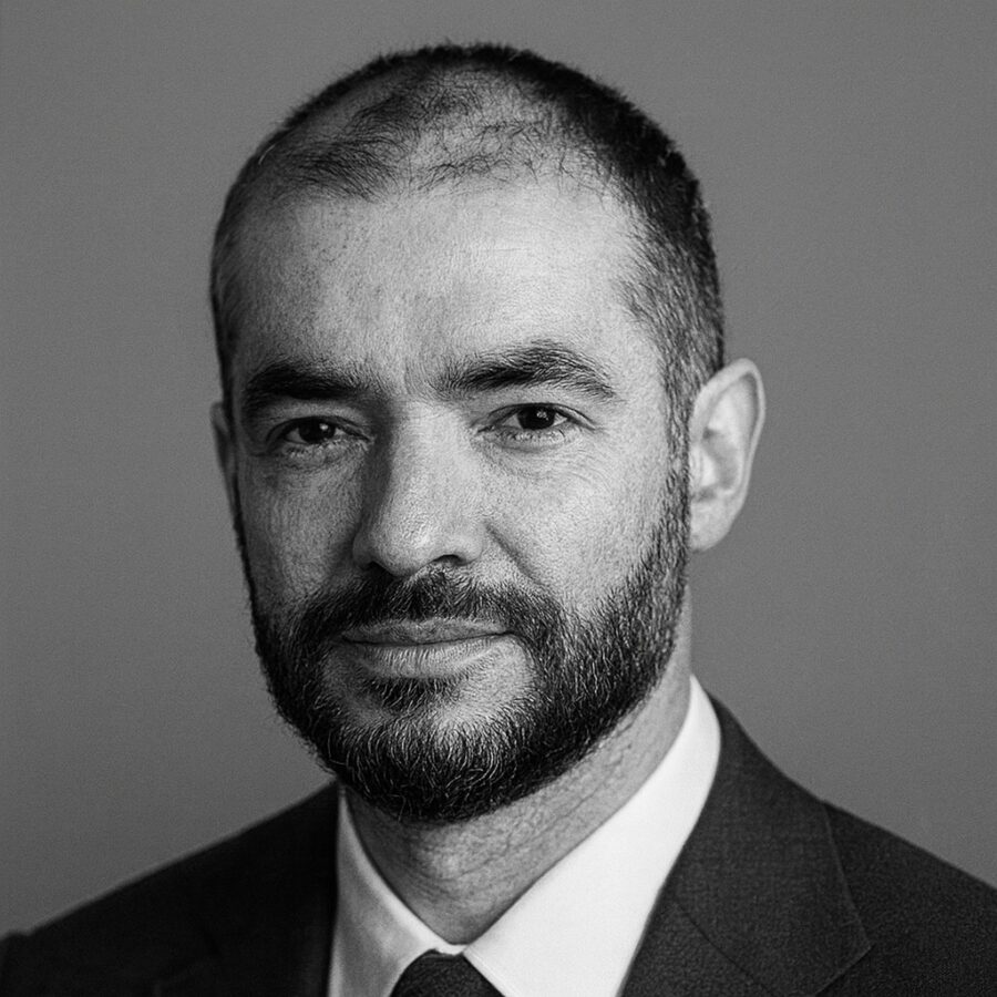 Ritratto in bianco e nero di Ilya Sutskever, informatico e ricercatore di intelligenza artificiale, noto per le sue frasi su apprendimento profondo, ricerca scientifica e futuro dell’AI – Il Meglio dei Libri