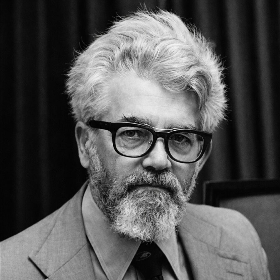 Ritratto in bianco e nero di John McCarthy, informatico e matematico statunitense, pioniere dell’intelligenza artificiale e creatore del termine “Artificial Intelligence”, noto per le sue frasi su logica, mente e computazione – Il Meglio dei Libri