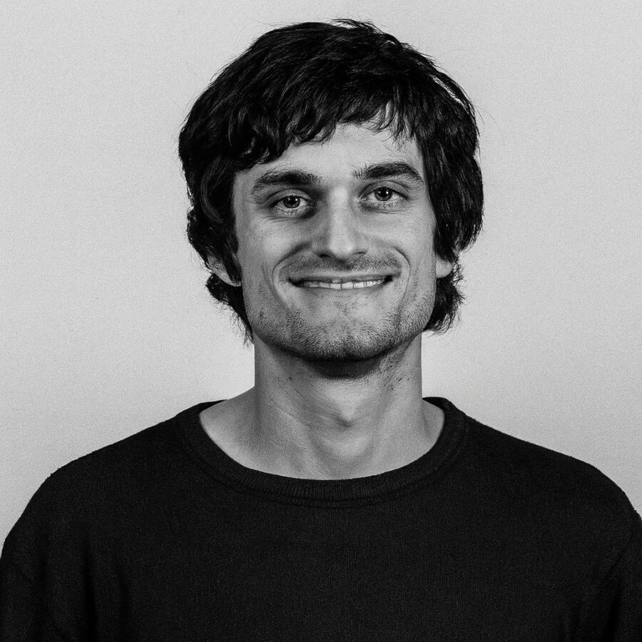 Ritratto in bianco e nero di John Schulman, informatico e ricercatore di intelligenza artificiale, cofondatore di OpenAI, noto per le sue frasi su apprendimento per rinforzo, ricerca e sviluppo dell’AI – Il Meglio dei Libri