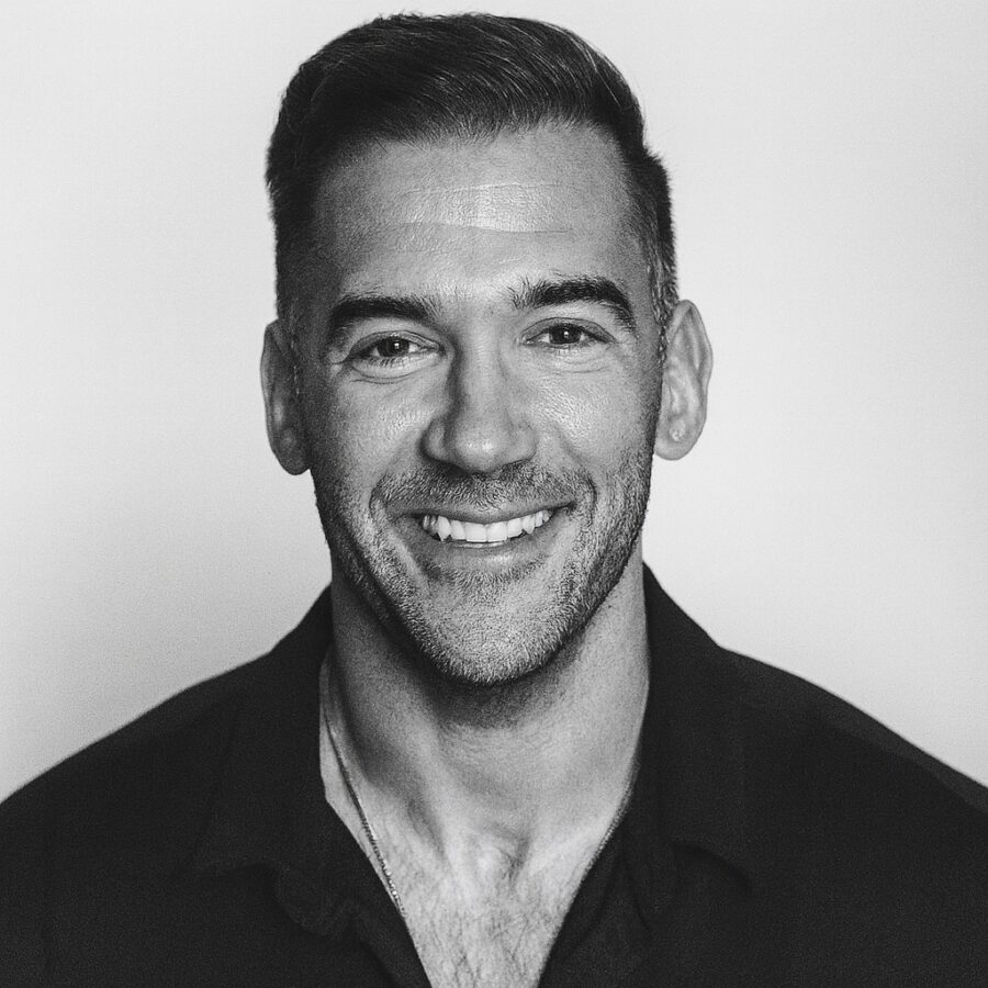 Ritratto in bianco e nero di Lewis Howes, autore e speaker motivazionale statunitense, noto per le sue frasi su successo, vulnerabilità e crescita personale – Il Meglio dei Libri