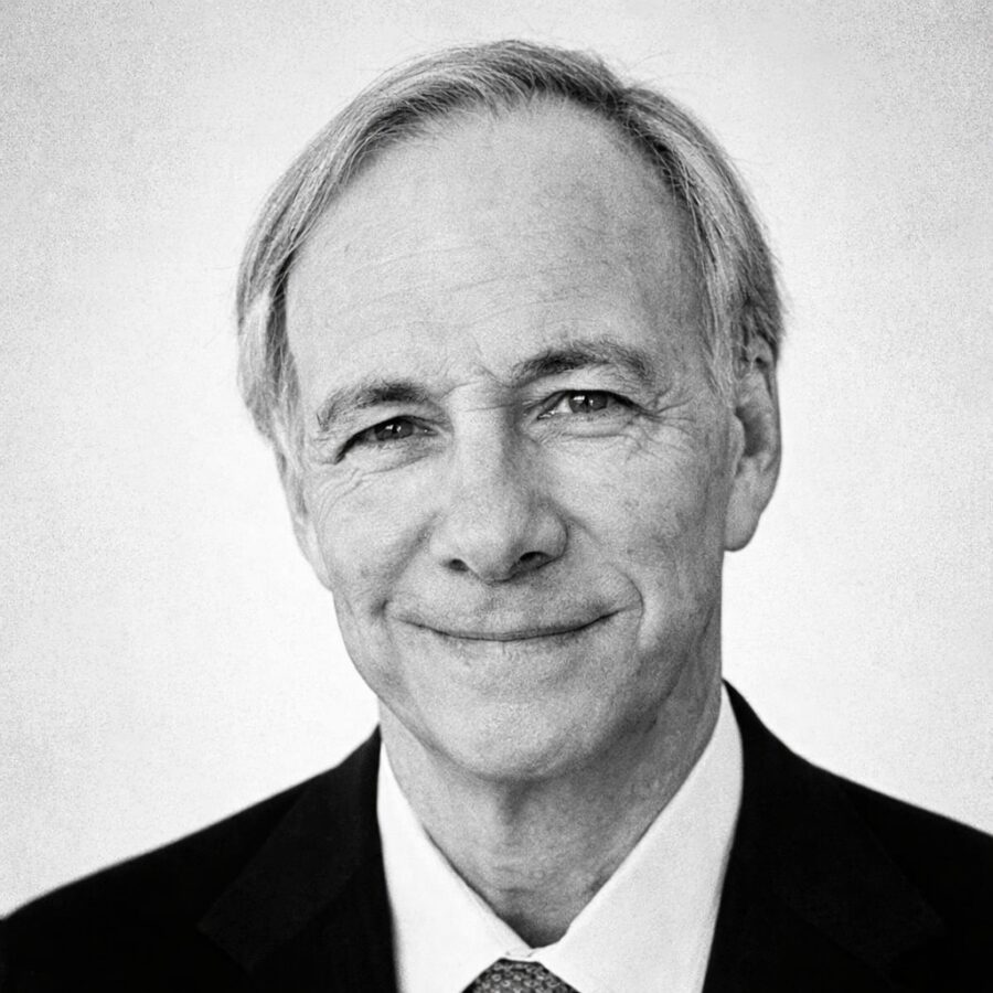 Ritratto di Ray Dalio, investitore e imprenditore statunitense, noto per le sue frasi su principi, decisioni razionali e successo finanziario – Il Meglio dei Libri