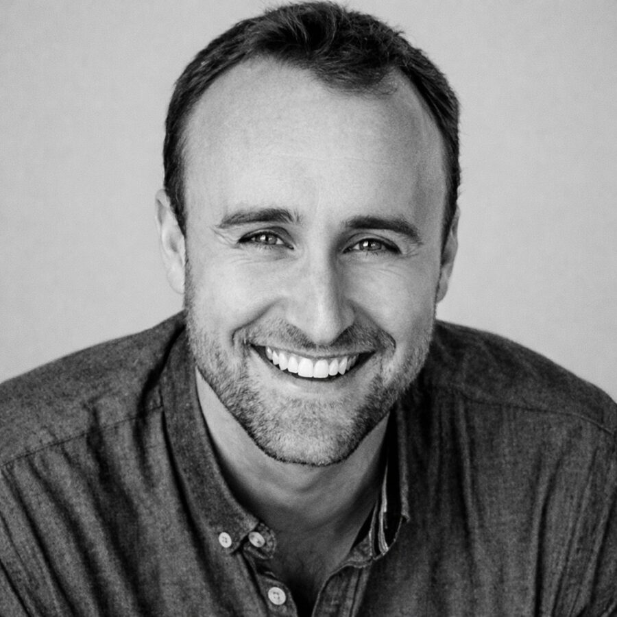 Ritratto in bianco e nero di Scott Young, autore e divulgatore statunitense, noto per le sue frasi su apprendimento accelerato, autodisciplina e crescita personale – Il Meglio dei Libri