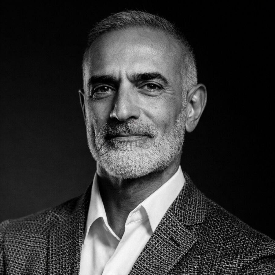 Ritratto in bianco e nero di Tim Grover, mental coach e autore statunitense, noto per le sue frasi su disciplina estrema, mentalità vincente e prestazioni ad alto livello – Il Meglio dei Libri