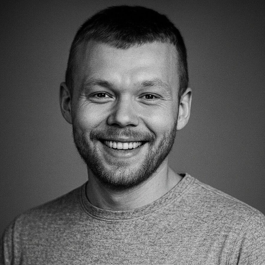 Ritratto in bianco e nero di Wojciech Zaremba, informatico e ricercatore di intelligenza artificiale, cofondatore di OpenAI, noto per le sue frasi su ricerca, apprendimento automatico e futuro dell’AI – Il Meglio dei Libri