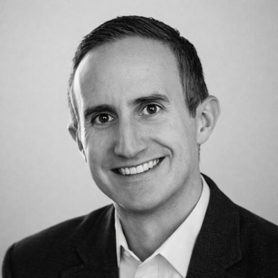 Ritratto di Morgan Housel, autore e scrittore finanziario statunitense, noto per il libro The Psychology of Money e per le sue frasi su comportamento umano, denaro e decisioni finanziarie – Il Meglio dei Libri