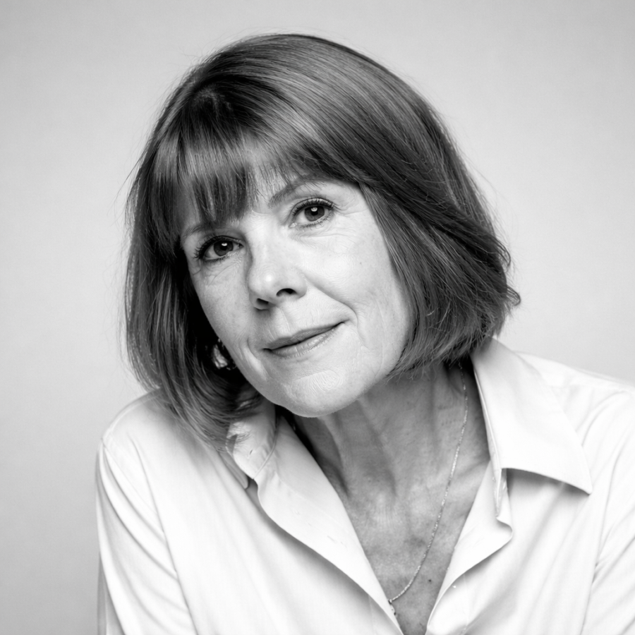 Ritratto di Gisèle Pelicot, figura simbolo di resilienza e dignità, nota per le sue parole su giustizia, coraggio e forza interiore – Il Meglio dei Libri