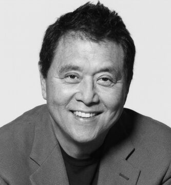 Ritratto in bianco e nero di Robert Kiyosaki, imprenditore e autore del bestseller Padre ricco, padre povero, celebre per le sue frasi sulla libertà finanziaria, la mentalità imprenditoriale e l’educazione economica – Il Meglio dei Libr