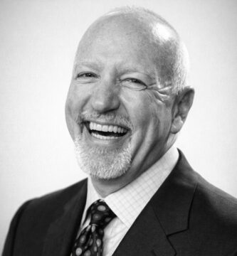 Ritratto di Mark Victor Hansen, autore e speaker motivazionale statunitense, noto per le sue frasi su successo, ispirazione e crescita personale – Il Meglio dei Libri