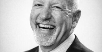 Ritratto di Mark Victor Hansen, autore e speaker motivazionale statunitense, noto per le sue frasi su successo, ispirazione e crescita personale – Il Meglio dei Libri