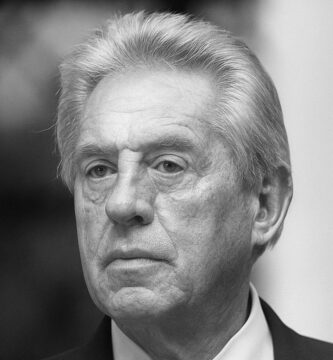 Ritratto in bianco e nero di John C. Maxwell, scrittore e formatore statunitense, esperto di leadership e crescita personale, noto per le sue frasi sul successo, l’influenza e il potere dell’esempio – Il Meglio dei Libri