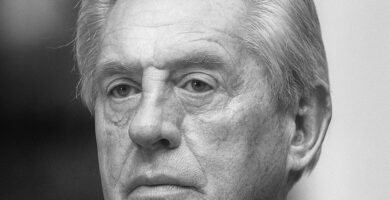 Ritratto in bianco e nero di John C. Maxwell, scrittore e formatore statunitense, esperto di leadership e crescita personale, noto per le sue frasi sul successo, l’influenza e il potere dell’esempio – Il Meglio dei Libri