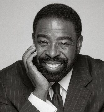 Ritratto in bianco e nero di Les Brown, speaker motivazionale e autore statunitense, noto per le sue frasi su coraggio, autodeterminazione e successo personale – Il Meglio dei Libri