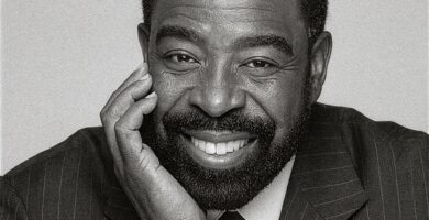 Ritratto in bianco e nero di Les Brown, speaker motivazionale e autore statunitense, noto per le sue frasi su coraggio, autodeterminazione e successo personale – Il Meglio dei Libri