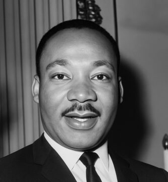 Ritratto in bianco e nero di Martin Luther King Jr., leader del movimento per i diritti civili negli Stati Uniti, celebre per il suo discorso “I Have a Dream” e per le sue frasi su libertà, uguaglianza e nonviolenza – Il Meglio dei Libri