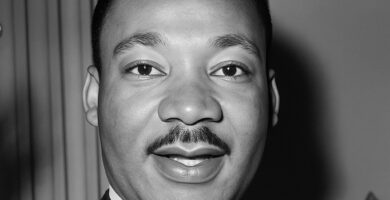 Ritratto in bianco e nero di Martin Luther King Jr., leader del movimento per i diritti civili negli Stati Uniti, celebre per il suo discorso “I Have a Dream” e per le sue frasi su libertà, uguaglianza e nonviolenza – Il Meglio dei Libri