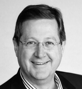 Ritratto di Robert G. Allen, autore e imprenditore statunitense, noto per le sue frasi su ricchezza, libertà finanziaria e investimenti – Il Meglio dei Libri