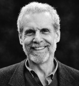 Ritratto in bianco e nero di Daniel Goleman, psicologo e autore statunitense, noto per le sue frasi su intelligenza emotiva, consapevolezza e crescita personale – Il Meglio dei Libri