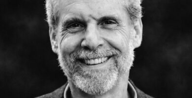 Ritratto in bianco e nero di Daniel Goleman, psicologo e autore statunitense, noto per le sue frasi su intelligenza emotiva, consapevolezza e crescita personale – Il Meglio dei Libri