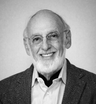 Ritratto di John Gottman, psicologo e ricercatore statunitense, noto per le sue frasi su relazioni di coppia, intelligenza emotiva e comunicazione – Il Meglio dei Libri