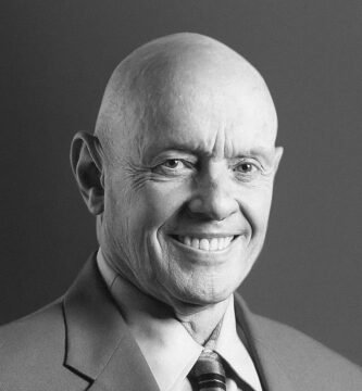 Ritratto in bianco e nero di Stephen Covey, autore del celebre libro Le 7 regole per avere successo, noto per le sue frasi sulla leadership, l’efficacia personale e i valori morali – Il Meglio dei Libri