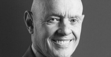 Ritratto in bianco e nero di Stephen Covey, autore del celebre libro Le 7 regole per avere successo, noto per le sue frasi sulla leadership, l’efficacia personale e i valori morali – Il Meglio dei Libri