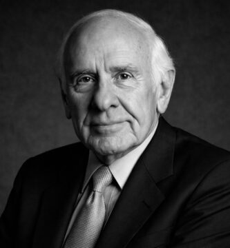 Ritratto in bianco e nero di Jim Rohn, autore e speaker motivazionale statunitense, noto per le sue frasi su disciplina, responsabilità personale e successo – Il Meglio dei Libri