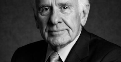 Ritratto in bianco e nero di Jim Rohn, autore e speaker motivazionale statunitense, noto per le sue frasi su disciplina, responsabilità personale e successo – Il Meglio dei Libri