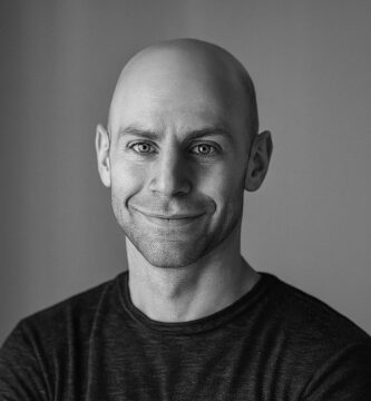 Ritratto in bianco e nero di Adam Grant, psicologo organizzativo e autore statunitense, noto per le sue frasi su mindset, generosità, produttività e crescita professionale – Il Meglio dei Libri