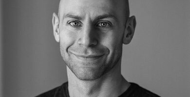 Ritratto in bianco e nero di Adam Grant, psicologo organizzativo e autore statunitense, noto per le sue frasi su mindset, generosità, produttività e crescita professionale – Il Meglio dei Libri