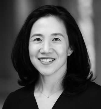 Ritratto in bianco e nero di Angela Duckworth, psicologa e autrice statunitense, nota per il concetto di grit (grinta) e per le sue frasi su resilienza, perseveranza e successo – Il Meglio dei Libri