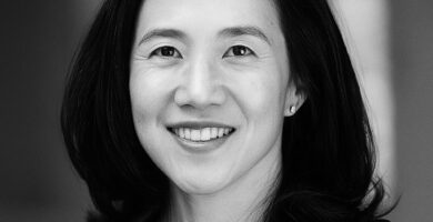 Ritratto in bianco e nero di Angela Duckworth, psicologa e autrice statunitense, nota per il concetto di grit (grinta) e per le sue frasi su resilienza, perseveranza e successo – Il Meglio dei Libri