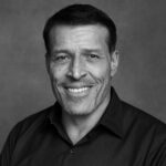 Ritratto di Anthony Robbins in bianco e nero, frasi celebri e motivazionali – Il Meglio dei Libri