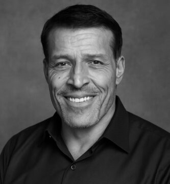 Ritratto in bianco e nero di Anthony Robbins, autore e coach motivazionale statunitense, noto per le sue frasi su crescita personale, leadership e potere interiore – Il Meglio dei Libri