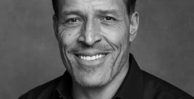 Ritratto in bianco e nero di Anthony Robbins, autore e coach motivazionale statunitense, noto per le sue frasi su crescita personale, leadership e potere interiore – Il Meglio dei Libri