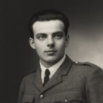 Ritratto in bianco e nero di Antoine de Saint-Exupéry, scrittore e aviatore francese, autore de Il piccolo principe, celebre per le sue frasi sulla vita, l’amore e la saggezza del cuore – Il Meglio dei Libri