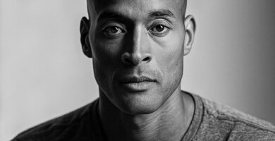 Ritratto in bianco e nero di David Goggins, ex Navy SEAL e autore motivazionale, noto per le sue frasi su resilienza, disciplina estrema e forza mentale – Il Meglio dei Libri