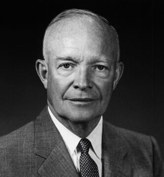 Ritratto in bianco e nero di Dwight D. Eisenhower, generale e presidente degli Stati Uniti, noto per la sua leadership equilibrata e per le sue frasi sulla responsabilità, il coraggio e la forza morale – Il Meglio dei Libri