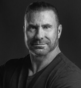 Ritratto in bianco e nero di Ed Mylett, imprenditore e speaker motivazionale statunitense, noto per le sue frasi su disciplina, mentalità vincente e crescita personale – Il Meglio dei Libri