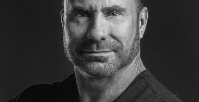 Ritratto in bianco e nero di Ed Mylett, imprenditore e speaker motivazionale statunitense, noto per le sue frasi su disciplina, mentalità vincente e crescita personale – Il Meglio dei Libri