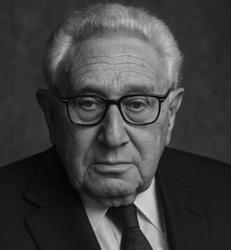 Ritratto in bianco e nero di Henry Kissinger, politico e diplomatico statunitense di origini tedesche, noto per la sua influenza sulla politica estera americana e per le sue frasi sulla leadership, il potere e la diplomazia – Il Meglio dei Libri