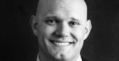 Ritratto in bianco e nero di James Clear, autore e divulgatore americano, noto per il libro Atomic Habits e per le sue frasi su abitudini, miglioramento continuo e crescita personale – Il Meglio dei Libri