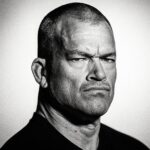 Ritratto in bianco e nero di Jocko Willink, ex Navy SEAL e autore motivazionale, simbolo di disciplina, leadership e forza mentale – Il Meglio dei Libri