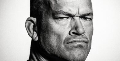 Ritratto in bianco e nero di Jocko Willink, ex Navy SEAL e autore motivazionale, simbolo di disciplina, leadership e forza mentale – Il Meglio dei Libri